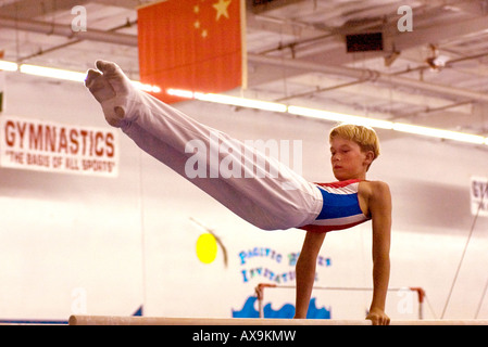 jungen führen Gymnastik-Routinen. Stockfoto