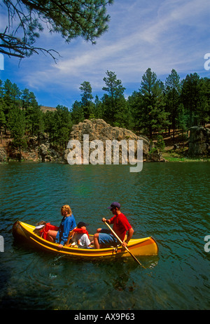 Menschen, Mutter, Vater, Kinder, Familie, Kanu fahren, Kanu fahren, Kanu, Kanufahren auf dem See, Familienurlaub, Custer State Park, Black Hills, South Dakota Stockfoto