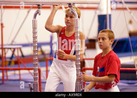 jungen führen Gymnastik-Routinen. Stockfoto