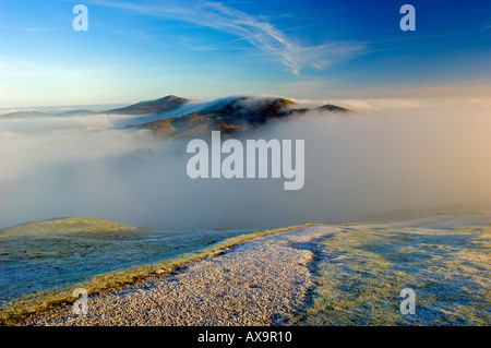 Malvern Hills, Blick nach Norden vom britischen Camp Hill mit Nebel Kaskadierung über die Hügel an einem frühen Herbstmorgen Stockfoto