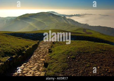 Blick über die Malvern Hills aus britischen Camp Hill, eingehüllt in eine Decke von Nebel Stockfoto