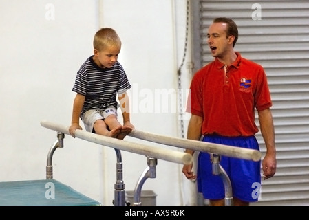 jungen führen Gymnastik-Routinen. Stockfoto