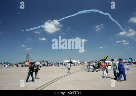 Patrulla Aguila überfliegen Menge an RIAT 2005 RAF Fairford Gloucestershire England UK Stockfoto