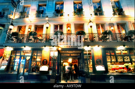 Paris Frankreich, 'Le Procope Cafe' 'Oldest Cafe in Paris', bei Nacht, Paris Coffee Shop altes französisches Restaurant vorne, Fenster, Fassadengebäude pariser Laden Stockfoto
