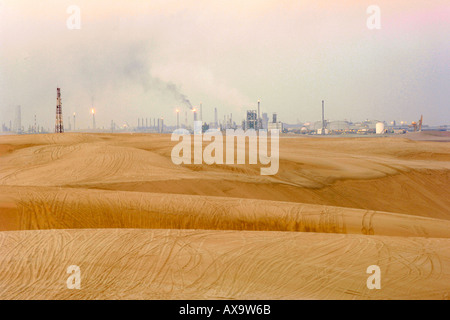 Industrielle Raffinerie von der Inland Sea 'Khor al Adaid' im südlichen Katar gesehen. Stockfoto