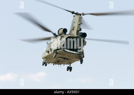 RAF Chinook HC5 CH 47 Boeing Hubschrauber mit Crewman winken RIAT 2005 RAF Fairford Gloucestershire England UK Stockfoto