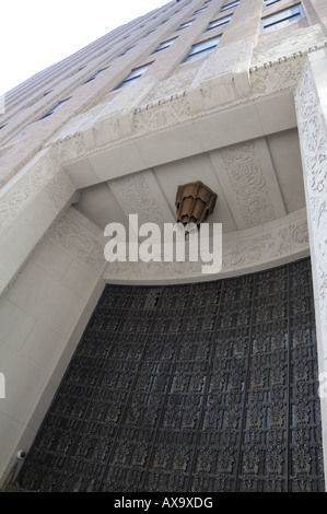 Ein Eingang zu einem Landmark-Bürogebäudes in der Nähe von Ground Zero. Es wurde in den 1920er Jahren erbaut und war das erste Art-Déco-Hochhaus. Stockfoto