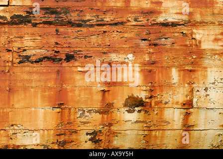 Rost und abblätternde Farbe auf eine alte Holz gerahmt Boot Stockfoto