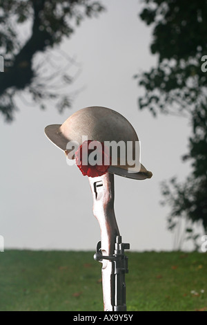 Eine britische Weltkrieg WW 1 Tommy Helm auf einer deutschen Gewehr mit Poppy Day Stockfoto