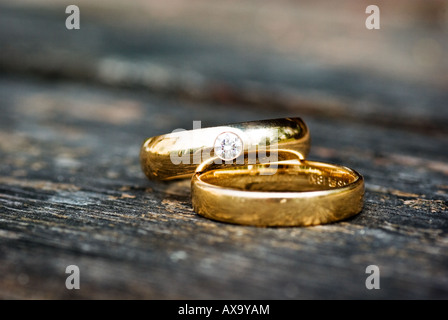 Goldene Hochzeit Ringe auf rauen Holzoberfläche Stockfoto