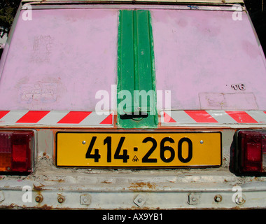 Alt und verrostet Mietwagen in Israel Stockfoto