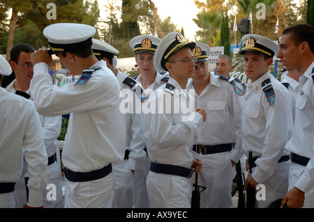 Kadetten der israelischen Marine tragen eine ganz weiße Uniform auf dem nationalen Militärfriedhof in Mount Herzl West Jerusalem Israel Stockfoto