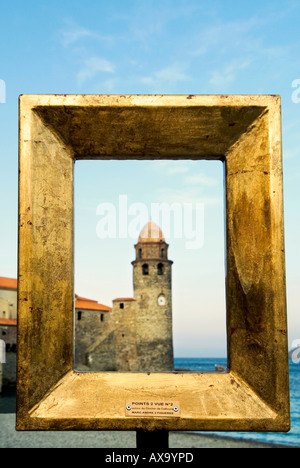 Marc Andre de Figueres Kunstinstallation von gold Frames gibt eine künstlerische Darstellung von Collioure Eglise Notre Dame des Anges Stockfoto