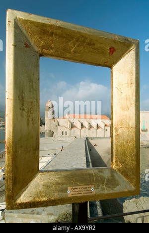 Marc Andre de Figueres Kunstinstallation von gold Frames gibt eine künstlerische Darstellung von Collioure Eglise Notre Dame des Anges Stockfoto