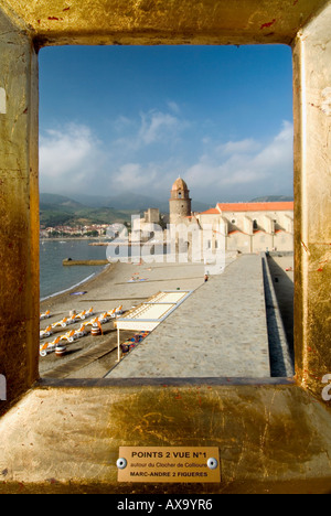 Marc Andre de Figueres Kunstinstallation von gold Frames gibt eine künstlerische Darstellung von Collioure Eglise Notre Dame des Anges Stockfoto