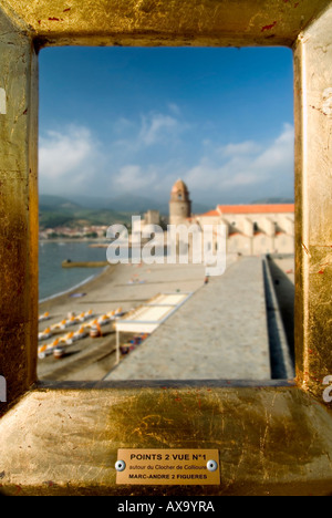 Marc Andre de Figueres Kunstinstallation von gold Frames gibt eine künstlerische Darstellung von Collioure Eglise Notre Dame des Anges Stockfoto