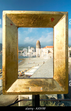 Marc Andre de Figueres Kunstinstallation von gold Frames gibt eine künstlerische Darstellung von Collioure Eglise Notre Dame des Anges Stockfoto