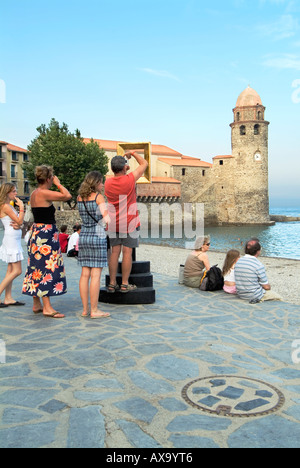 Touristen fotografieren Collioure Hafen durch eine Kunstinstallation Marc Andre de Figueres Stockfoto