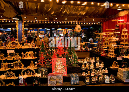 Blick von der Weihnachtsmarkt in der Mitte, um die Mönckebergstraße, Jungfernstieg und Gansemarkt in Hamburg, Deutschland Stockfoto