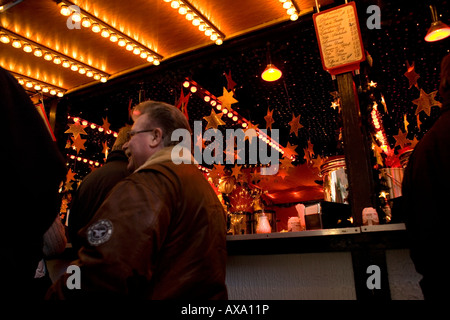 Blick von der Weihnachtsmarkt in der Mitte, um die Mönckebergstraße, Jungfernstieg und Gansemarkt in Hamburg, Deutschland Stockfoto