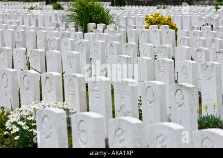 Reihe um Reihe von Gräbern in Tyne Cot Soldatenfriedhof - Ypern, Belgien Stockfoto