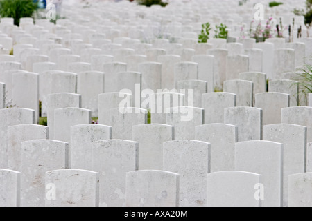 Reihe um Reihe von Gräbern in Tyne Cot Soldatenfriedhof - Ypern, Belgien Stockfoto