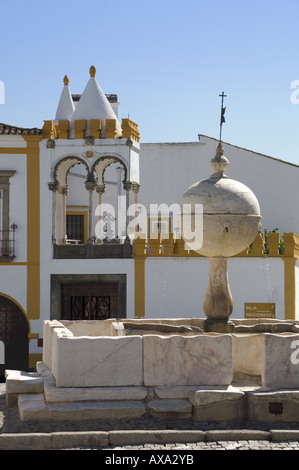 Portugal Alentejo Evora-Brunnen in der Largo Das Portas de Moura Stockfoto