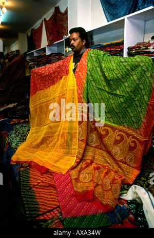 Indien Rajasthan Kunsthandwerk verkaufen Ajrakh Block gedruckt Textilien in Rajasthan Zustand Handwerk emporium Stockfoto