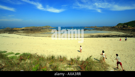 Strand mit Menschen am nördlichen Ende der Ile Ebihens, der Insel nördlich von St. Jacut de la Mer, Cotes d'Armor, Bretagne, Frankreich Stockfoto