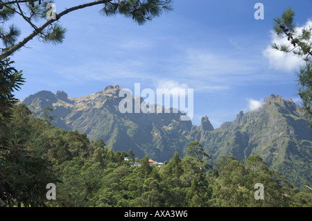 Portugal Madeira Berge in der Nähe von Ribeiro Frio der Blick Richtung Pico Arieiro, Pico Ruivo Stockfoto