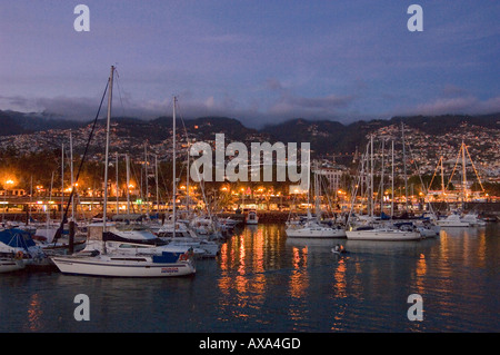 Portugal, Madeira, Hafen Funchal; Yachten in der Marina im Abendlicht Stockfoto