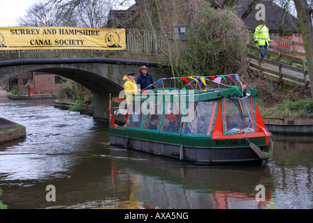 kurze Narrowboat Kanalboot Woking Festival 2008 Basingstoke Woking Surrey UK neben Brücke Scheune Hotel Public House 22 März Stockfoto