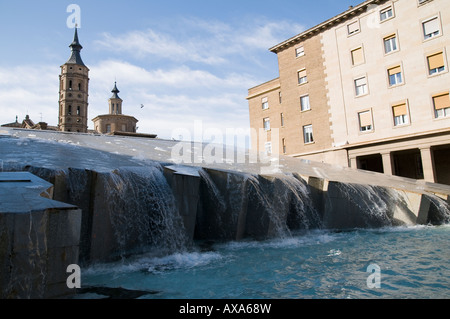 Stadtgebiete Brunnen aus Säule Platz, Zaragoza, Aragon, Spanien Stockfoto