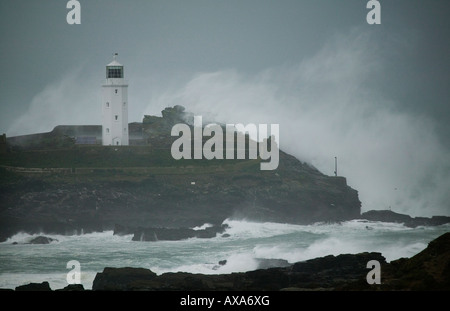 Massive Wellen brechen über die Insel bei Godrevy Leuchtturm, St. Ives Bay, Cornwall. Stockfoto