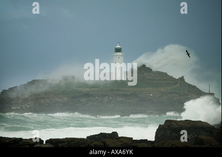 Massive Wellen brechen über die Insel bei Godrevy Leuchtturm, St. Ives Bay, Cornwall. Stockfoto