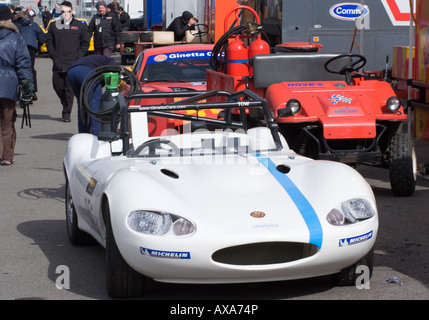 Weiße Ginetta G20 Sport Rennwagen im Fahrerlager bei Ginetta-Meisterschaft in Oulton Park Cheshire England Großbritannien Stockfoto