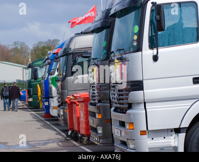 Rundnasen Motorsport-Transporter in Zeile im Fahrerlager am Oulton Park Race Track Cheshire England Großbritannien geparkt Stockfoto