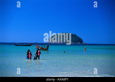 Taucher bin Hut Kata Yai Strand, Phuket Thailand Stockfoto