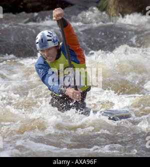 Ein Kanute im Wettbewerb auf der kanadischen Singles bei den internationalen Slalom Meisterschaften an Canolfan Tryweryn Bala North Wales Stockfoto