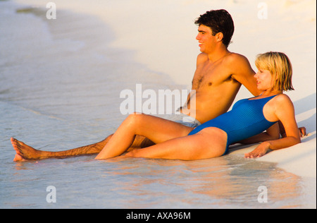 Paar auf Unterkunftstyp in Mexiko, Verlegung in Sand, vom Rand des Ozeans Stockfoto