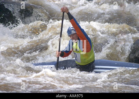 Ein Kanute im Wettbewerb auf der kanadischen Singles bei den internationalen Slalom Meisterschaften an Canolfan Tryweryn Bala North Wales Stockfoto