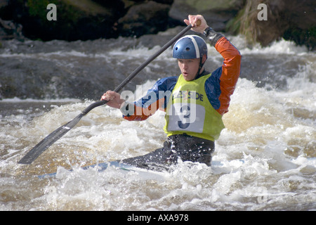 Ein Kanute im Wettbewerb auf der kanadischen Singles bei den internationalen Slalom Meisterschaften an Canolfan Tryweryn Bala North Wales Stockfoto