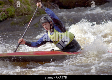 Ein Kanute im Wettbewerb auf der kanadischen Singles bei den internationalen Slalom Meisterschaften an Canolfan Tryweryn Bala North Wales Stockfoto