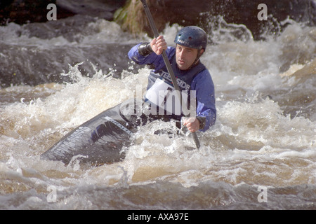 Ein Kanute konkurrieren im Kajak-Einzel bei den internationalen Slalom Meisterschaften an Canolfan Tryweryn Bala North Wales Stockfoto