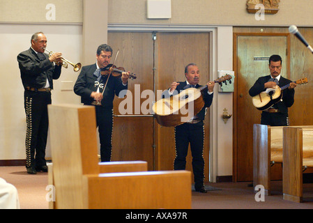 Mexikanische Mariachi Musiker spielen und singen in der Kirche Einstellung. Stockfoto