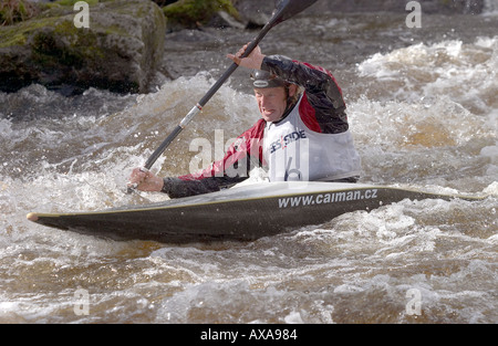 Ein Kanute konkurrieren im Kajak-Einzel bei den internationalen Slalom Meisterschaften an Canolfan Tryweryn Bala North Wales Stockfoto