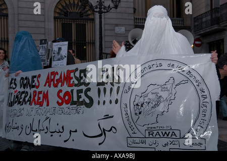 Gegen den Afghanistan-Krieg protestieren. Frau mit der Legende: "Die afghanischen Frauen wir befreien uns allein". Barcelona Stockfoto
