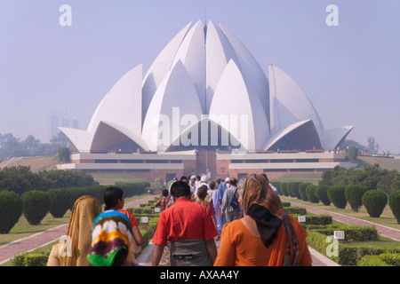 Touristen in Lotus Tempel Delhi Indien Stockfoto