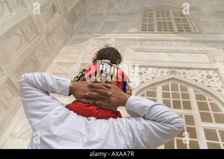 Indischer Mann mit Kind im Taj Mahal Agra Indien Stockfoto