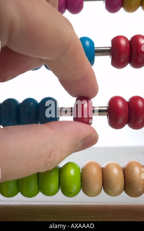 Abacus mit farbigen Perlen zählen Stockfoto